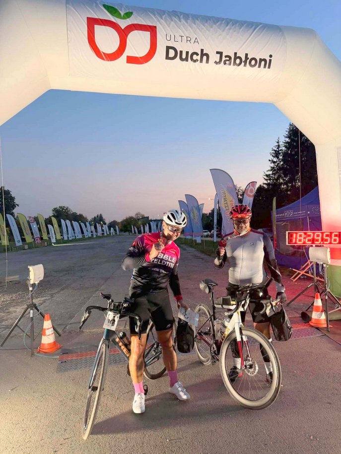 Paweł Mihułka (po lewej) na mecie kolejnego ultramaratonu 