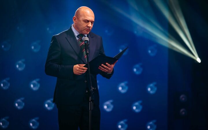 Wicemarszałek Województwa Dolnośląskiego Wojciech Bochnak podczas wygłaszania uroczystej laudacji na rzecz laureatów