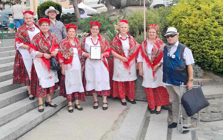 Zespół Ślężanki na "Pod Ślężą śpiewaniu" w Sobótce przywołuje radosne wakacyjne nuty. Fot. GBP w Borowie