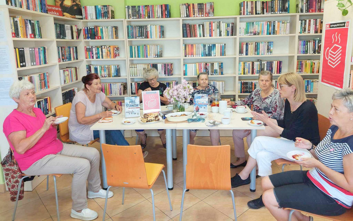 Panie z Dyskusyjnego Klubu Książki w Borku Strzelińskim przywołują górskie wspomnienia dzięki smakowaniu dobrej lektury i oscypków. Fot. GBP w Borowie