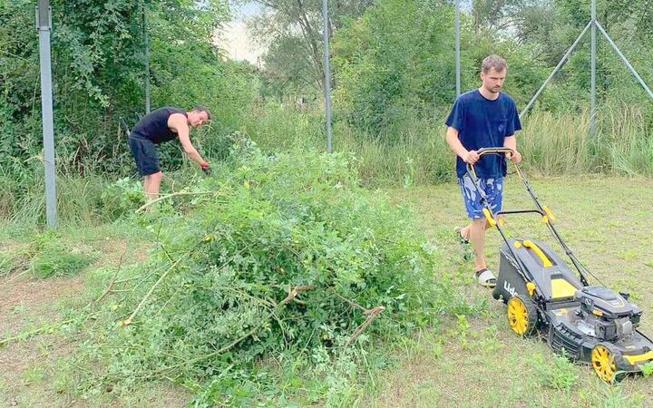 W uporządkowanie terenu boiska i placu zabaw zaangażowali się mieszkańcy