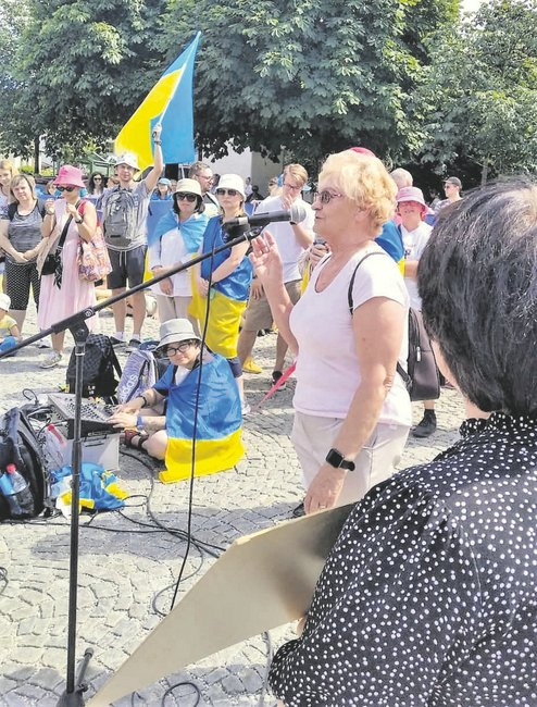Na wiecu w niemieckim miasteczku przemawiała pani Anna Choina, która mówiła o polskiej pomocy dla uchodźców wojennych z Ukrainy