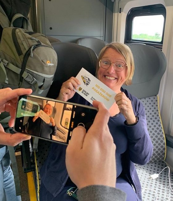 Szczęśliwcy jadący w poniedziałek 15 maja pociągiem relacji Zgorzelec – Wrocław Główny odebrali podwójne vouchery na bilety weekendowe