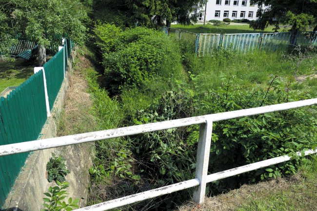 Ulica Nadrzeczna w Jegłowej nie jest wprawdzie nad typową rzeką, ale potok, który ją przecina, potrafi przy ulewach zamienić się w groźną i wartką rzekę  