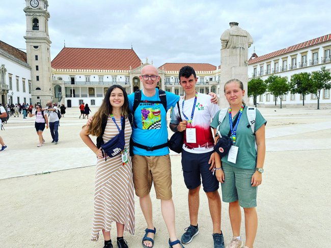 Grupa ze Strzelina na Światowych Dniach Młodzieży w Lizbonie. Od lewej: Veronika Romanovska, ksiądz Piotr Rozpędowski, Maciej Kazimierowicz oraz Kornelia Dębowicz