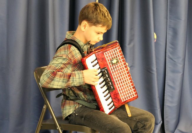 Patryk Masłowski ze Społecznego Ogniska Muzycznego w Mikoszowie wykonał dwa utwory na akordeonie