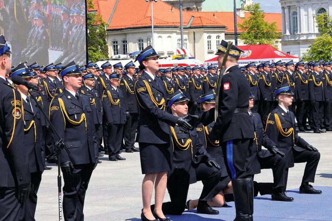 Weronika Kliś podczas uroczystości w Warszawie odebrała promocję na pierwszy stopień oficerski w Państwowej Straży Pożarnej. Fot. Szkoła Główna Służby Pożarniczej w Warszawie