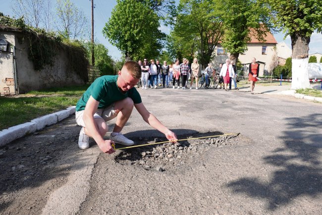Dziury w nawierzchni drogi powiatowej w Bierzynie mają ponad metr szerokości. Są też bardzo głębokie