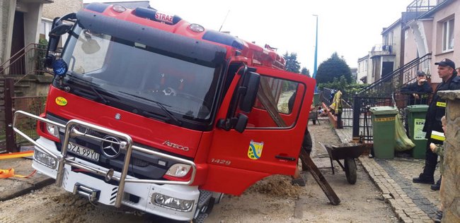 Wóz OSP Stolec, który przyjechał z powiatu ząbkowickiego wspomagać naszych strażaków w działaniach, zaczął się przechylać i ugrzązł w błocie. Foto: Mineral Polska