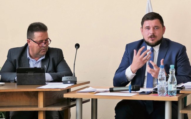 – Sylwia, co ty wyprawiasz?! Matko, mówimy  o innych rzeczach – mówił przewodniczący Kamil Kamiński (z prawej) do radnej Sylwii Bujak-Porębskiej