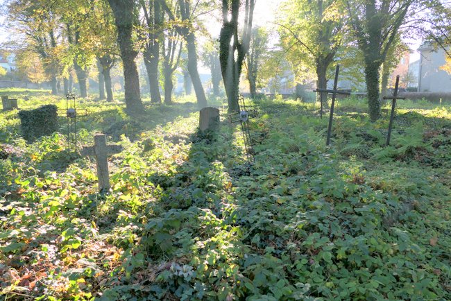 W 1909 roku na zboczu Góry Szańcowej w Strzelinie powstał cmentarz ewangelicko-reformowany. Do dziś zachowały się tam pojedyncze płyty nagrobne