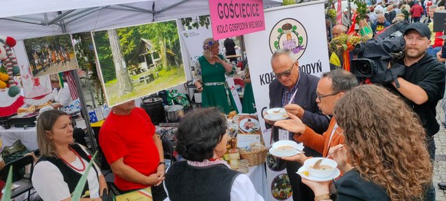 Przedstawicielki KGW z Gościęcic odbierają nagrodę za II miejsce w konkursie kulinarnym. Foto: archiwum prywatne