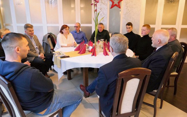 W spotkaniu z Januszem Korwin-Mikkem w jednej ze strzelińskich restauracji uczestniczyło kilkanaście osób