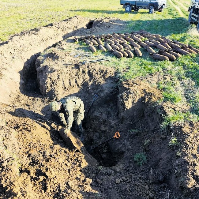 Saper podczas wydobywania niewybuchów na polu w Podgaju.  Foto: 1 Brzeski Pułk Saperów