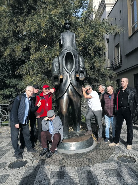Uczestnicy wyjazdu klasowego przy pomniku Franza Kafki, niemieckojęzycznego pisarza związanego całe życie z Pragą