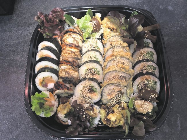 Zestaw, w którym znajduje się kilka rodzajów sushi