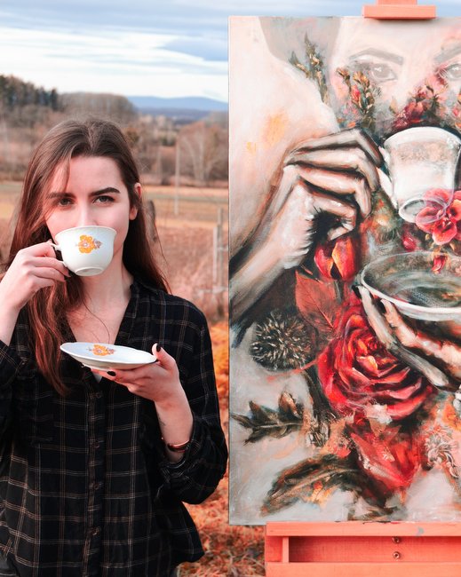 Alicja Mielczarek i jej obraz w artystycznym ujęciu na tle sielskiego krajobrazu 