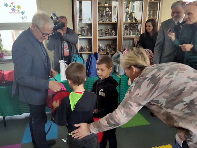 Wojewoda podarował dzieciom plecaki z  artykułami szkolnymi szkolnym
