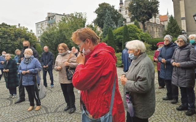 Wierni licznie zgromadzili się na modlitwie na placu przykościelnym przy pomniku św. Jana Pawła II