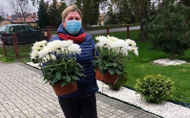 Rozładunkiem kwiatów zajęli się m.in. pracownicy GOK. Na zdjęciu Edyta Litwin