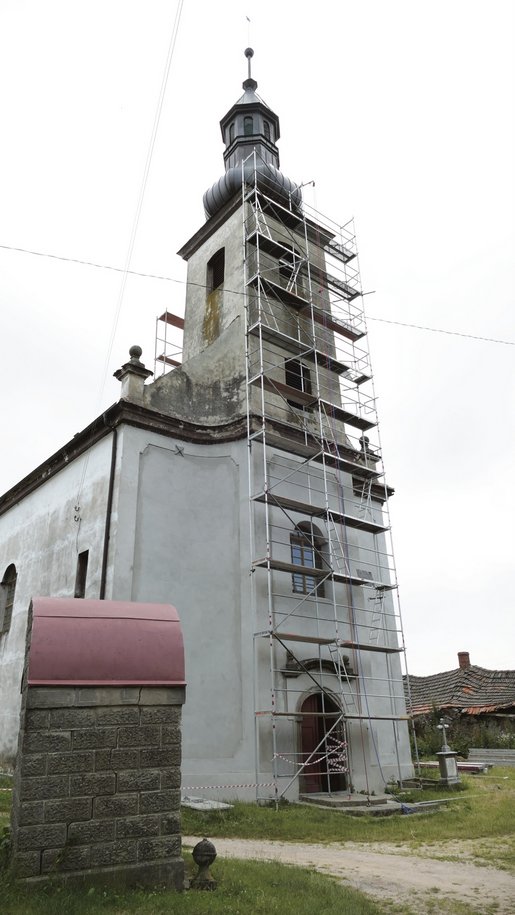 Remont wieży kościoła firma „Ciepły Dom” rozpoczęła w czerwcu od ustawienia rusztowań