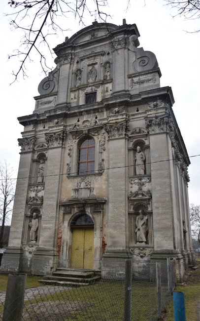 Kościół w Komarnie, o który toczy się spór, to piękna architektonicznie świątynia