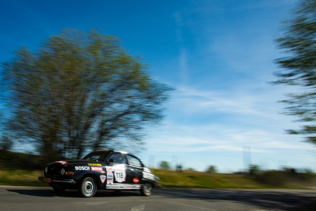 Paweł Hoffman i Marcin Barłoga (Saab 96 V4 Rally) nie mieli do tej pory szczęścia w Rajdzie Świdnickim-Krause. Czy w tym roku dotrą do mety tych zawodów (fot. Grzegorz Rybarski)