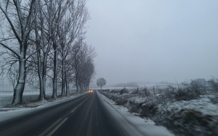 Trasa Strzelin - Przeworno coraz bardzie jest zaśnieżona. Piaskarki są już w drodze
