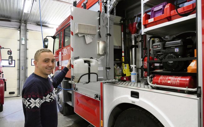 Nowy wóz strażacki Ochotniczej Straży Pożarnej w Wiązowie jest wyposażony w najnowocześniejszy sprzęt. Wojciech Korda zapewnia, że każdy strażak wie, gdzie znajdują się konkretne przedmioty