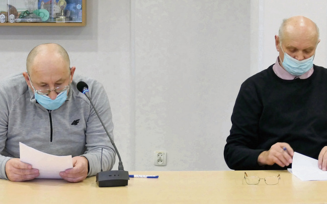 Radni Czesław Krawczyszyn (z lewej) i Wiesław Skorupski zadali wójtowi kilka pytań