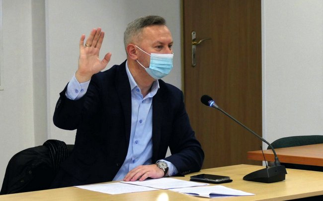 Wójt Tomasz Gracz chciał zabrać głos, jednak przewodniczący Henryk Muszyński  mu to uniemożliwiał 