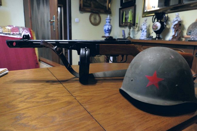 Pistolet maszynowy „pepesza” i hełm – podstawowe wyposażenie żołnierza radzieckiego, biorącego udział  w walkach o Wiązów w lutym 1945 roku