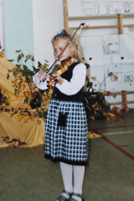 Zaczynała od gry na skrzypcach, a została multiinstrumentalistką. Ela Kliś potrafi grać także na oboju i perkusji