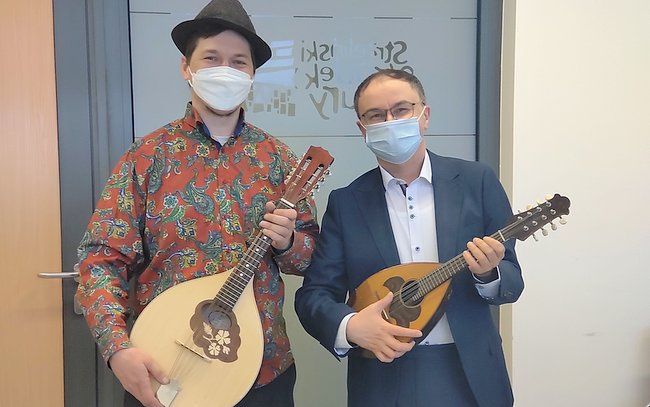 Nabór do orkiestry mandolinowej odbędize się w SOK. Na zdjęciu po lewj Dariusz Dżunga a po prawej Dariusz Stepień
