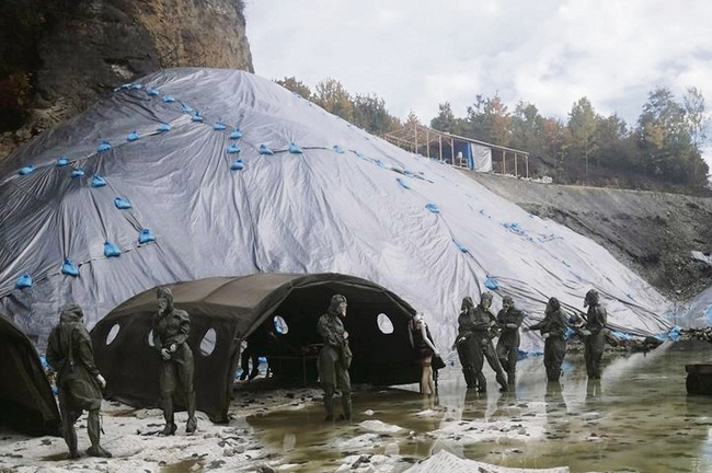 Na dnie akwenu znajdują się namioty wojskowe, a w nich i przy nich manekiny.  Foto: „Projekt kamieniołom”