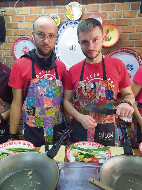 Przy okazji zmagań Luca Krzysztofczyk (z lewej) i Piotr Nitkowski zgłębiali tajniki tajskiej kuchni
