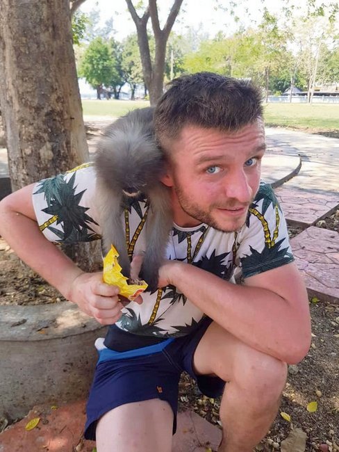 W tej próbie Piotr musiał najpierw zwabić małpkę pląsającą po drzewach w parku, a następnie zrobić  z nią zdjęcie