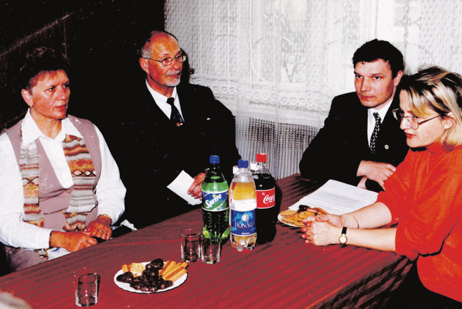 Burmistrz Horżaniecki (drugi z prawej) i Irena Woźnicka na spotkaniu z przedstawicielami mieszkańców przedwojennego Strzelina w Herne. Foto: Archiwum RH