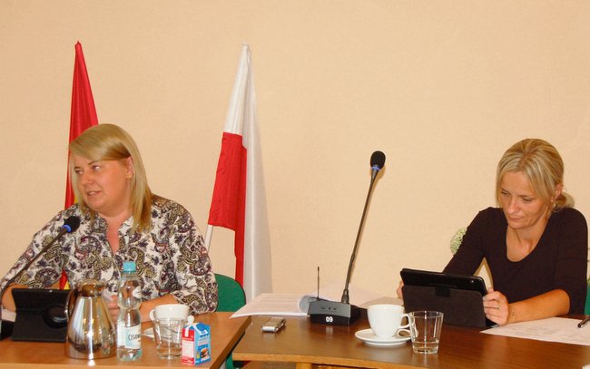Obradom komisji przewodniczyła wiceprzewodnicząca Anna Bura (z lewej). Obok przewodnicząca Izabela Kobierska, która wycofała się z prowadzenia komisji
