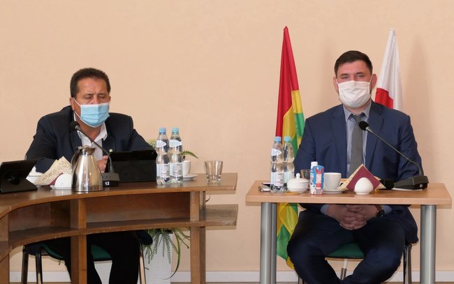 Przewodniczący Kamil Kamiński zaproponował, że zostanie mediatorem pomiędzy radnym Józefem Tomerą (z lewej), a pracownikami gminnego Referatu Inwestycji 