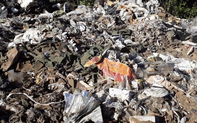 Na strzelińskich „gliniankach” zakopywane były duże ilości śmieci. Foto: KPP Strzelin