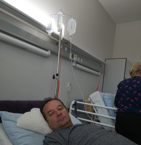Bogdan Malaszka w szpitalu we Wrocławiu podczas przetoczeń immunoglobulin. Foto: archiwum B. Malaszki