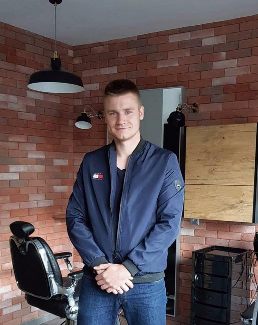 Dawid Gąbka, właściciel salonu fryzjerskiego „Dawber” w Strzelinie, zapewnia, że wizyta u niego jest bezpieczna i zgodna z rządowymi wytycznymi