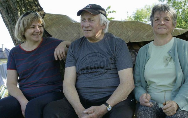 Pan Jan Pietrycha z żoną Marią i córką Małgorzatą, na podwórku w Opatowicach