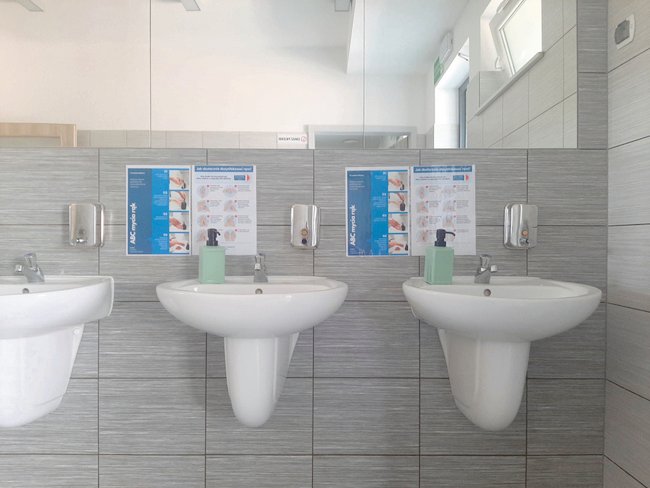 W ogólnodostępnych dla klientów toaletach znajdują się mydła w płynie oraz środki dezynfekujące. Przygotowano również tablice, informujące o prawidłowym sposobie mycia dłoni
