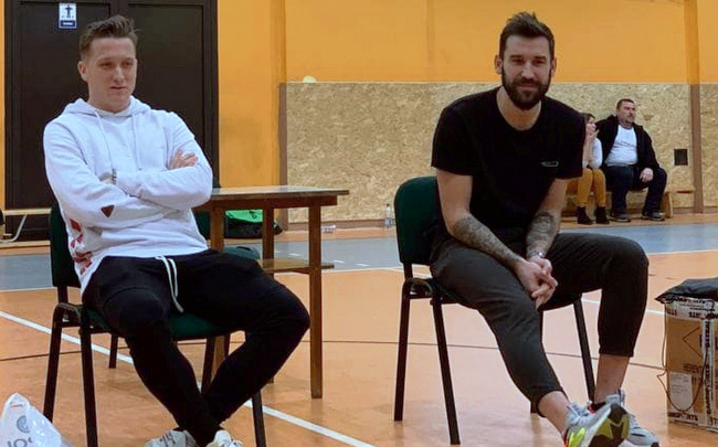 Piotr Zieliński (po lewej) i Błażej Augustyn chętnie odpowiadali na wszystkie pytania młodych zawodników 