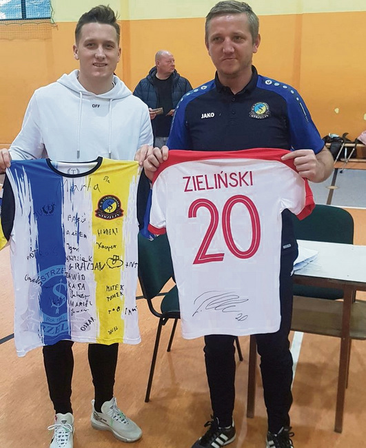  Piotr Zieliński otrzymał na pamiątkę koszulkę Strzelinianki