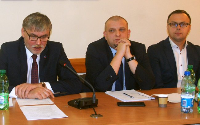 Na pytania radnych i rolników odpowiadali (od lewej): Waldemar Grochowski, Mariusz Majewski i Sebastian Bach