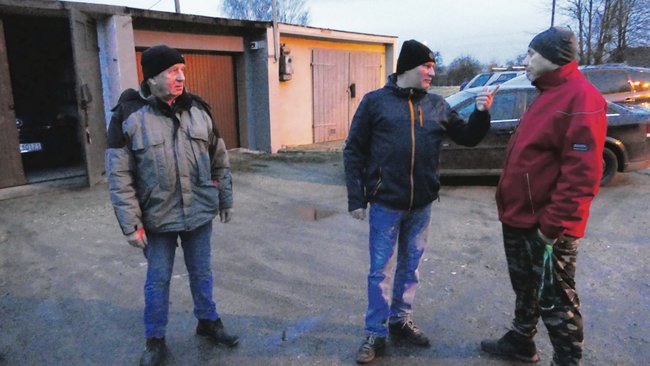 Wojciech Leja (z prawej) i Zdzisław Trela (z lewej) są zadowoleni, bo jest nadzieja na to, że w końcu z przestrzeni między garażowej zniknie woda. Pośrodku radny Paweł Kwaśniak