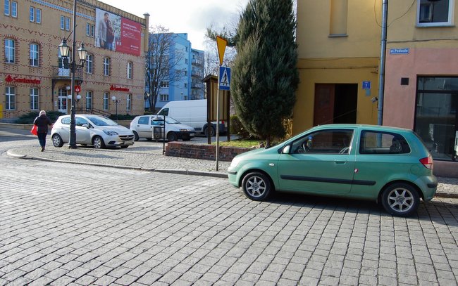 Ten samochód, który zatrzymał się na ulicy Podwale  w Strzelinie, nie zachował przepisowej odległości  od przejścia dla pieszych